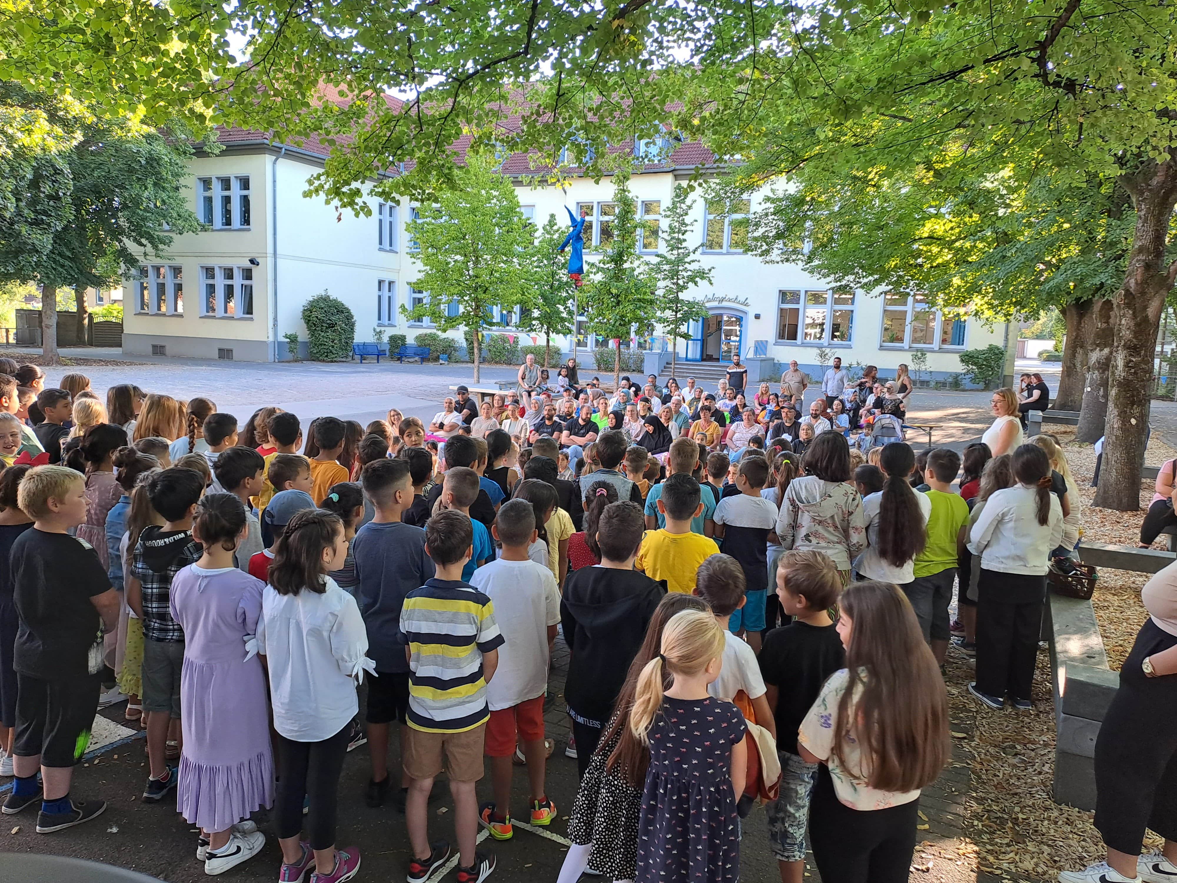 Einschulungsfeier Blick von hinten