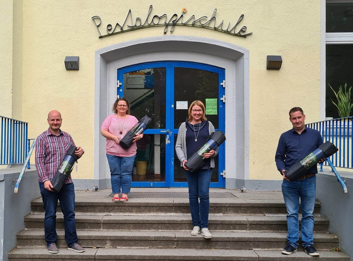 Uebergabe Yogamatten vor der Schule